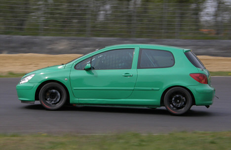 Selv om Peter Obel's racer endnu ikke er blevet dekoreret, bærer den allerede OJ Maskinudlejning's farve.